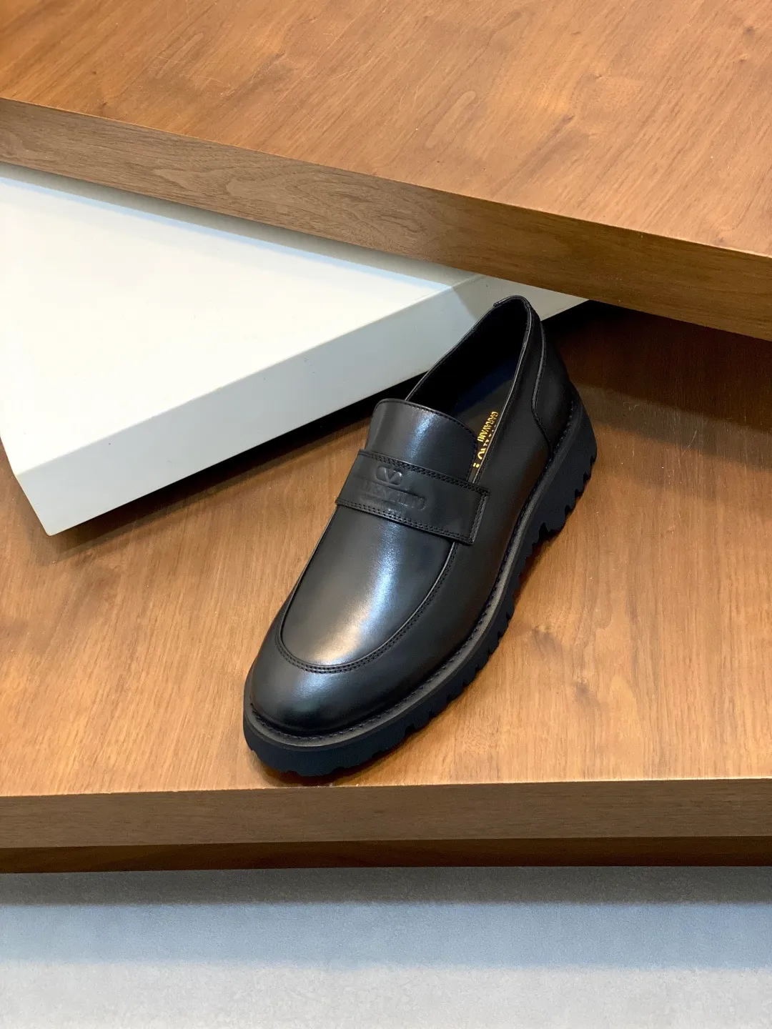 Men's shoes 💰740 VALENTINO Valentino's new men's fashionable casual leather shoes. These leather shoes are made of imported cowhide leather uppers, dyed calfskin lining and calfskin insoles. The upper foot is soft, comfortable and breathable. Comes with complete packaging in the original box! Visible details and quality. Size: 39-44 (customized at 38.45.46)